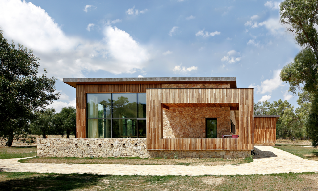 Una casa en Madrid donde las grandes ventanas Shüco permiten que el paisaje se integre en la vivienda. 